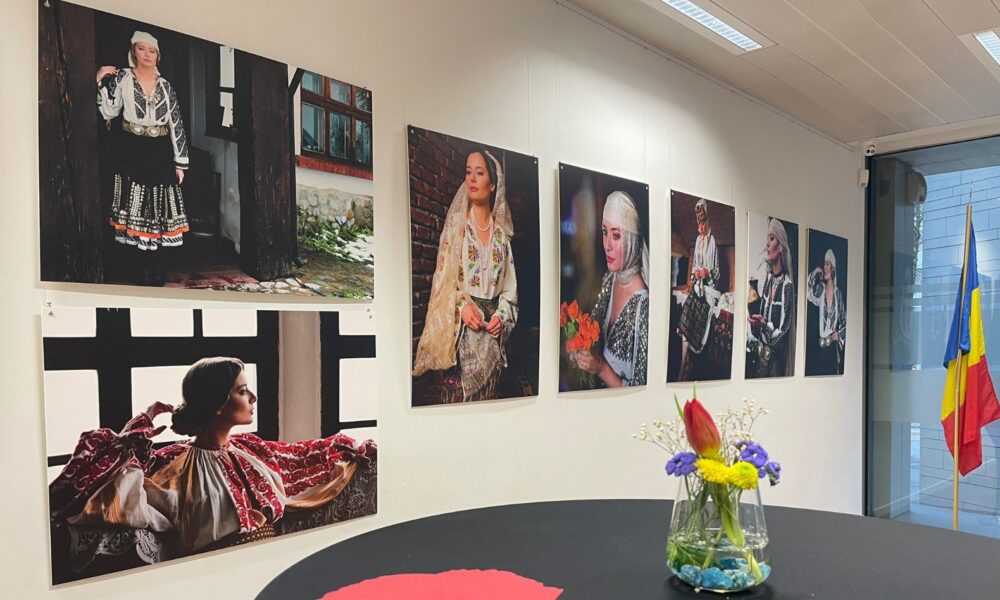 Expoziție de fotografie Flori de Ie la Ambasada României în Regatul Belgiei