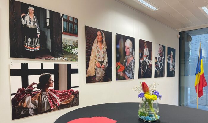 Expoziție de fotografie Flori de Ie la Ambasada României în Regatul Belgiei